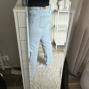 Jeans med hål i 