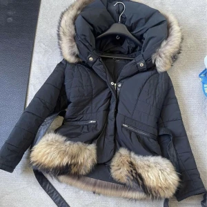 Amoress vinterjacka  - Använd endast en gång så jackan är som ny, kvitto och bag finns till. 