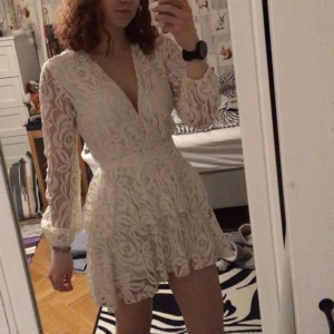 Studentklänning - Jättesöt studentklänning som säljes för att jag köpte flera och använde en annan. Endast testad, lappen är kvar. Pris går att diskutera 🤗🌸