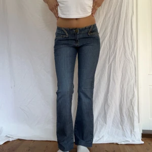 Lågmidjade jeans  - Midjemått- 37cm  (rätt över)  Inerbenslängd -80cm  Jag är 170 på bilderna! Inga defekter!  Du kan använda KÖP NU💕