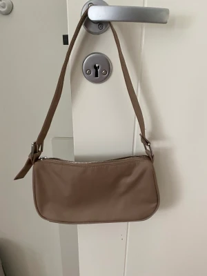 Beige väska - Väska från Gina tricot som är beige 