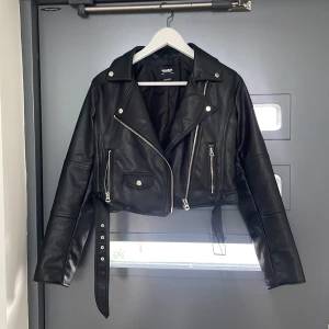 Skinnjacka  - Skinnjacka från bull&bear i storlek M. Aldrig använd därav fint skick. 