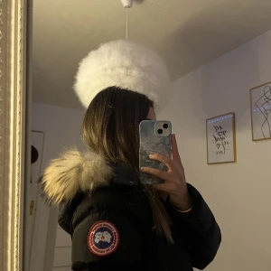 Canada goose jacka - Använd 3 år, lite skada på små ställen som går att fixa själv