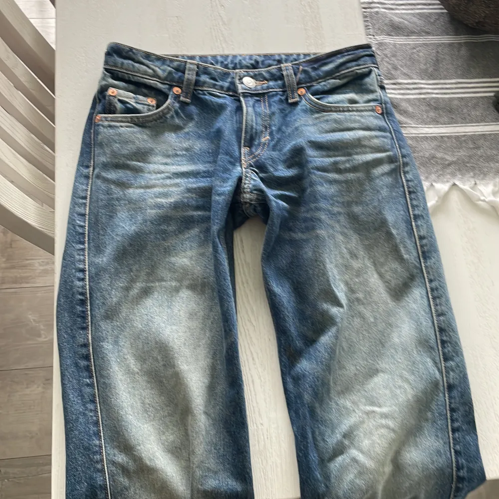 Säljer dessa populära jeansen från weekday i modellen arrow low! Det har lågmidja och raka ben, storleken är 25/34. På sista bilden visar ja hur de sitter på,har samma modell på men i en annan färg som ni ser att de jag säljer är ljusare tvätt över låren🫶🏽. Jeans & Byxor.