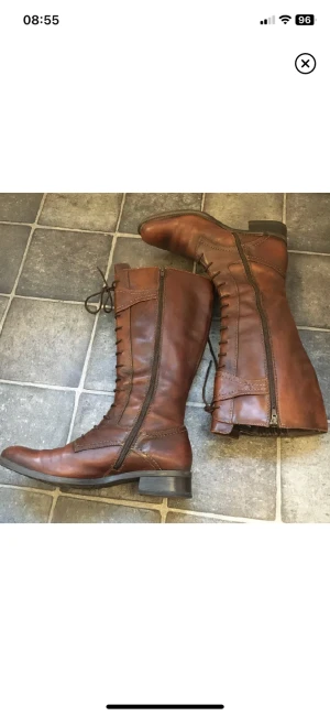 Stövlar 39 - Snygga bruna stövlar i äkta läder  Mycket fint skick och stängs med dragkedja   Perfekt nu när hösten rullar in 🍁