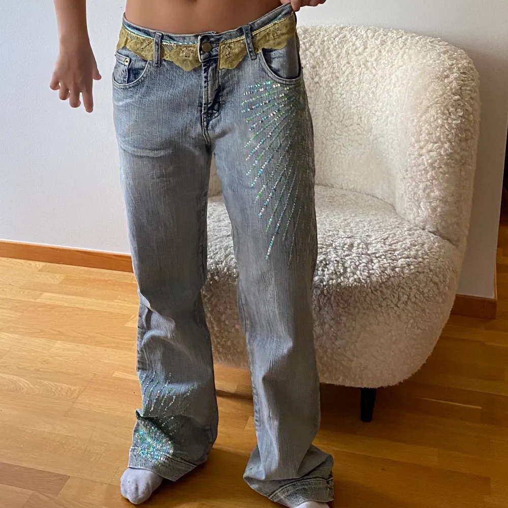 Snygga jeans i uppskattad storlek M. Midjemåttet är ca 39 cm och inbenslängden ca 80 cm. Jeansen är i toppen skick bortsett från slitage längst ner. FINNS KVAR! . Jeans & Byxor.