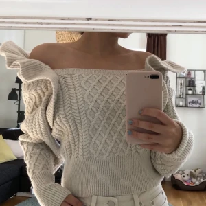 Stickad off shoulder stl M - Stickad off shoukder stl m. Knappt använd, fint skick🥰