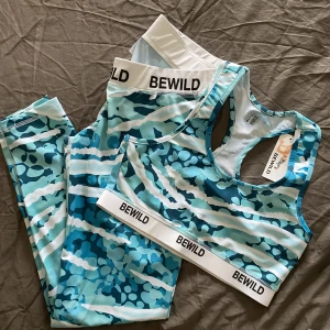 Träningskläder  - Nytt träningsset med lapparna kvar.  Nypris byxor; 599kr,  topp; 249kr Storlek L Säljer setet för 400kr