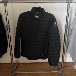 Parajumper Jacka - En helt äkta parajumper jacka som inte har några skador alls. 9/10 i skick men använder den inte längre. 