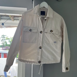 Ljusbeige jacka från Bershka - Ljusbeige tunn jeansjacka från Bershka. Stl S.