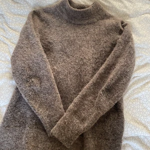 Stickad tröja - Skön stickad tröja, grå/brunaktig färg. Xs men skulle snarare säga att den passar S då den är stor i storleken.