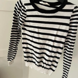 Stickad tröja  - Jättefin men behövs kanske strykas, annars inga defekteeär