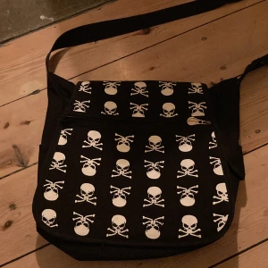 döskalle väska  - cool väska med döskallar! ett hål finns inuti som man kan laga enkelt. höjd 30cm bredd 36cm 