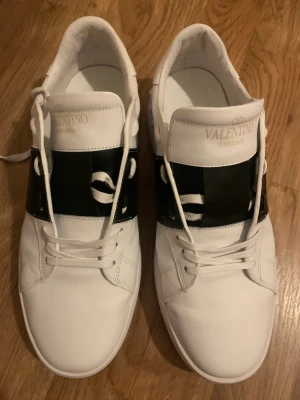 Valentino  - Säljer mina Valentinos i jätte fin skick  Kvitto finns ej  Men allt annat följes med 