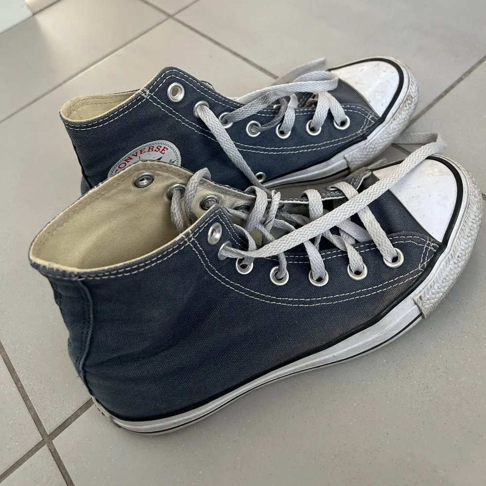 Säljer mina Converse All Star då dem tyvärr inte kommer till tillräckligt stor användning💓Dem är använda men fortfarande i bra skick, kan se ännu nyare ut om man bara städar av sulan lite och tvättar skosnörena! I storlek 37 men passar en 38a också!🥰. Skor.