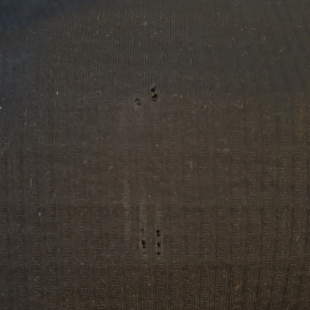 Fin svart tröja från Gina tricot! Tröjan är välanvänd med små hål på ett ställe på framsidan (se bild 2) men inget som syns, därav priset💞 köparen står för frakten💞. Toppar.