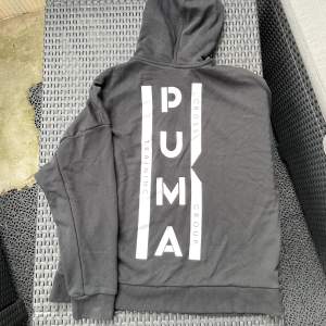 En hoodie från puma i storleken M. Den är som en ny eftersom har inte använt den många gånger