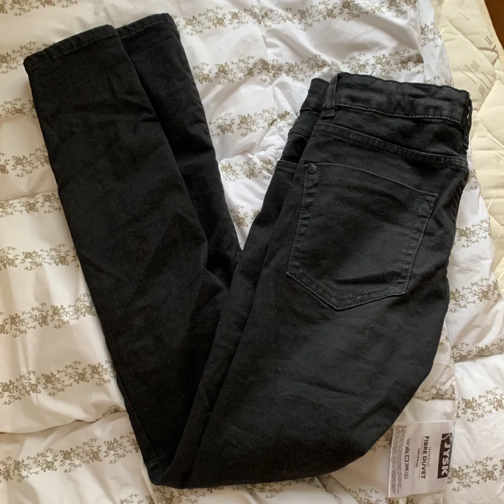 Ett par snygga svarta skinny jeans från lager 157, lite för små för mig☺️. Jeans & Byxor.