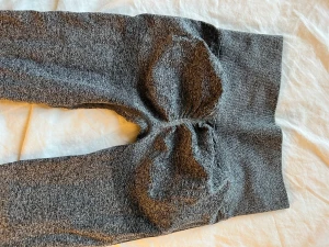 Träningsbyxor  - Gråa snygga Träningsbyxor, storlek L men är väldigt små så passar en i XS/S ,100kr+ frakt