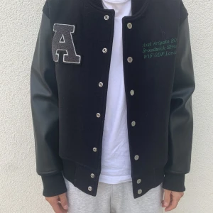 Jacka - Jacka från Axel arigato. Säljer för 2000, köpt för 2700. Använd få gånger och ser ut som ny.