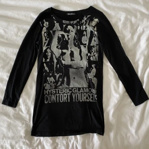 Hysteric Glamour spellout klänning Japan  - Ursnygg Hysteric Glamour long sleeve klänning. ”Size free” men passar enligt mig S/M. Köpt från Japan vilket var dyrt med frakt och tull. Köps helst via köp nu men Swish/mötas upp funkar också 💋 