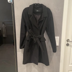 Svart Kappa - Säljer denna super söta svarta kappan. 