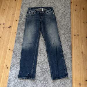 Ett par jättefina jeans från Weekday som jag tyvärr inte använder längre❤️ Köpte dom för 500❤️ Skriv för fler bilder❤️