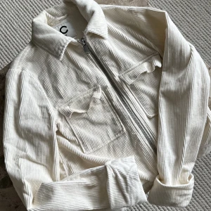 Jacka i manchester - Super fin höst jacka i Manchester tyg. Strl xs men passar även s🫶🏼 nyskick, inga defekter!