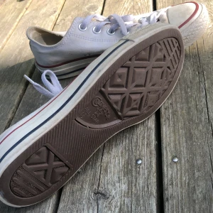 Converse - Äkta låga converse i strl 37, för små för mig!!😫 bra skick och inte så slitna🥰
