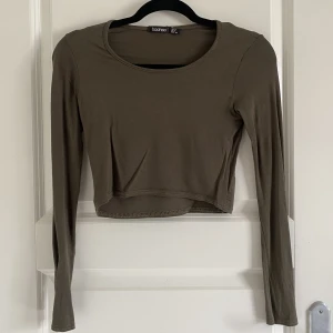 Croppad tröja  - croppad tröja från Boohoo, den är grönare i verkligheten än på bild💫