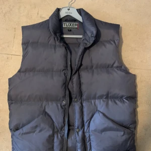 Tuxer dunväst stl. M - Använd ett fåtal gånger. Pris: 300 kr. Eller rimligt bud.