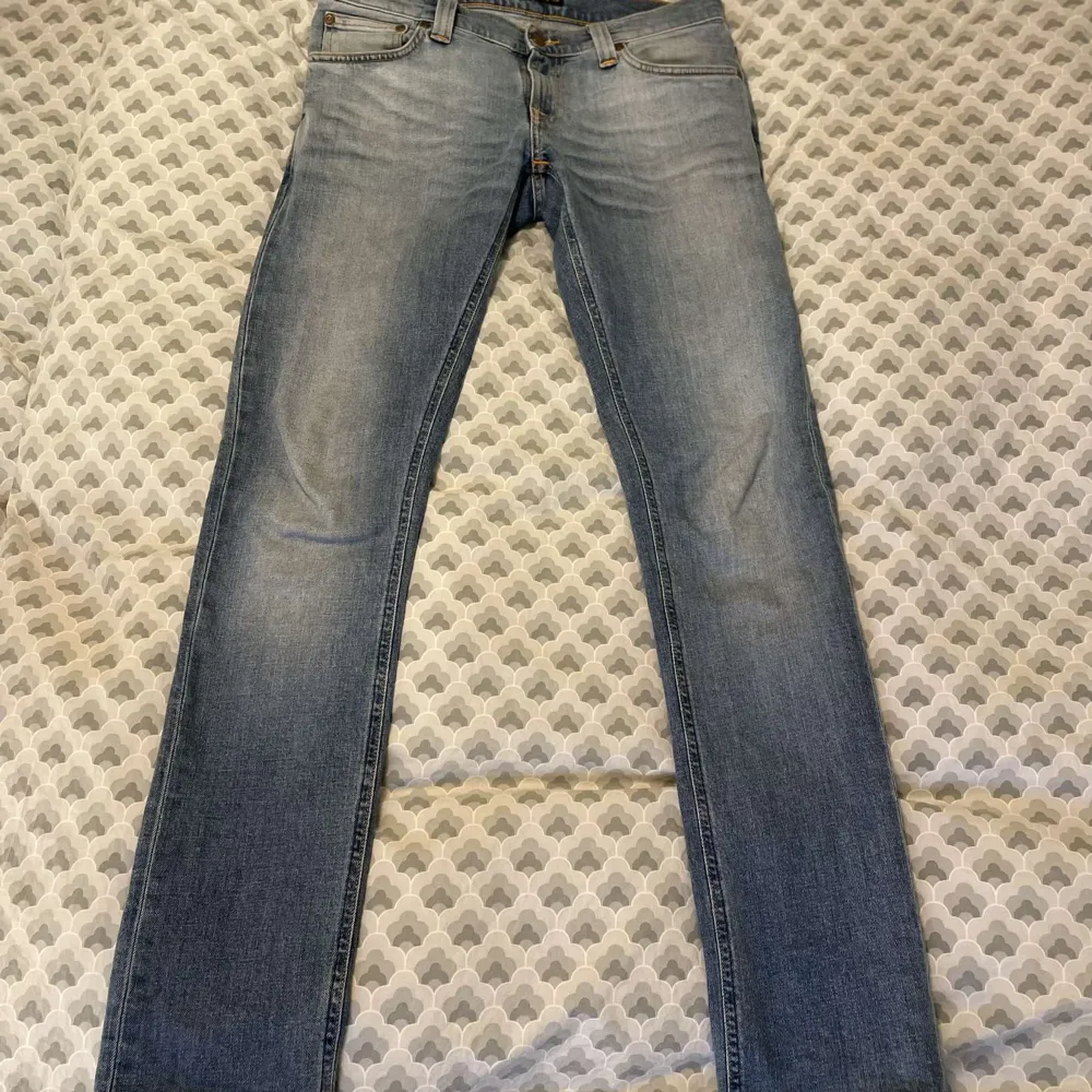 Säljer nu mina Nudie Jeans som är i ytterst bra skick. Storleken är 30/32. Tveka inte att höra av er vid funderingar eller om ni vill ha mer exakta mått osv.  . Jeans & Byxor.