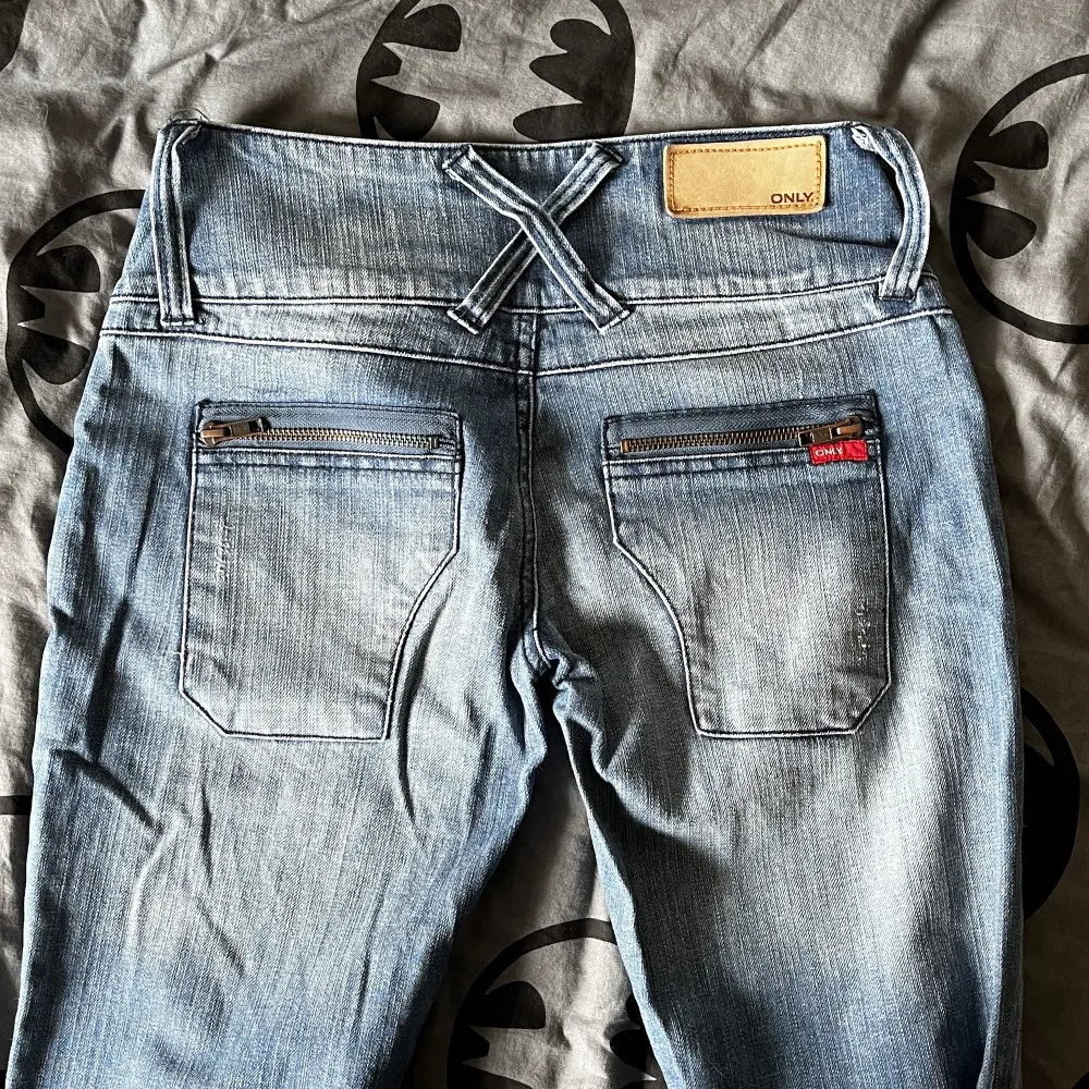 Lågmidjade jeans från only. Storlek 34. Passar perfekt om du vill ha en y2k look! Står ej för postens slarv! Har även katt i hemmet. Jeans & Byxor.