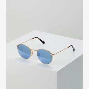 Ray Ban Sunglasses  - Ray Ban solglasögon i modellen 0RB3447N.  Färg på glaset: blå Använda ett fåtal gånger. 