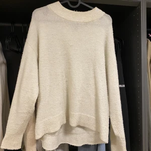 Vit stickad tröja - Säljer denna snygga stickade tröja från Vera Moda! Den är lite knottrigt men det går dock att fixa väldigt enkelt med en rakhyvel💕