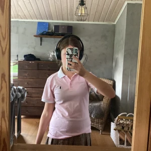 Gullig piké från Ralph Lauren - En gullig piké från Ralph Lauren i storlek M. Tröjan är lite nopprig och hade gula fläckar under armarna.  Kolla gärna mina andra annonser :) Skicka meddelande innan du köper