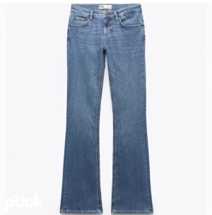 Zara bootcut low raise jeans  - Säljer dessa lågmidjade jeansen från zara i storlek 38