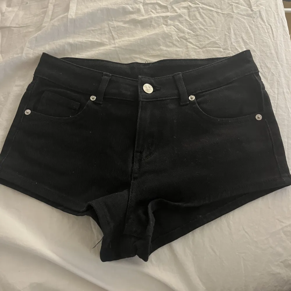 Lågmidjade jeans shorts från H&M i storlek 34☺️Aldrig använda endast testade så i nyskick. Shorts.