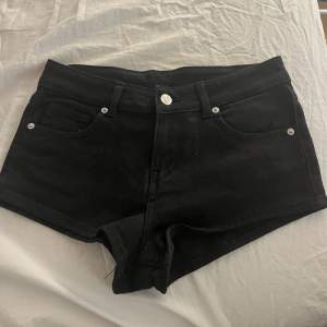 Lågmidjade jeans shorts från H&M i storlek 34☺️Aldrig använda endast testade så i nyskick