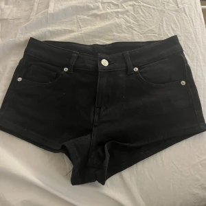Lågmidjade jeansshorts - Lågmidjade jeans shorts från H&M i storlek 34☺️Aldrig använda endast testade så i nyskick