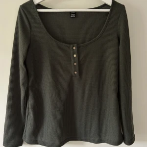 Olivgrön tröja - En fin och superskön olivgrön tröja i storlek M. 
