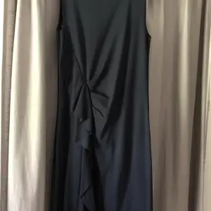 Marinblå klänning från Dagmar stl 34.  Använd ett fåtal ggr. 