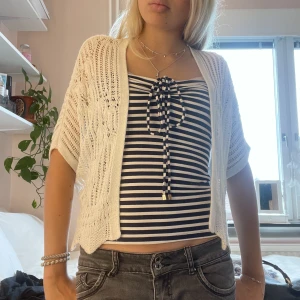 Gullig kofta  - Gullig stickad liten kofta i vit med fina detaljer 