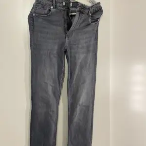 Säljer nu dessa Zara jeans med slits längst ner vid benen. Aldrig använda så de är som nya. Storlek 38. Köparen står för frakten!