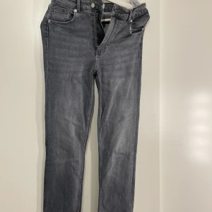 Jeans  - Säljer nu dessa Zara jeans med slits längst ner vid benen. Aldrig använda så de är som nya. Storlek 38. Köparen står för frakten!