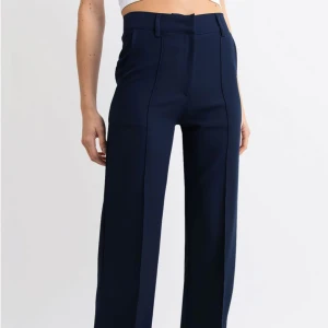 Madlady kostymbyxor  - Blåa kostymbyxor från madlady, lite för stora på mig, de finns lite små defekter men inget som syns tydligt. Storlek 40 längd tall, är 176 och de är långa 