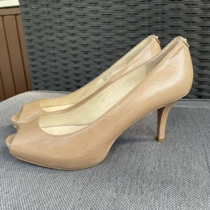 Klackskor  - Superfina klackskor i brun/beige färg. Använda 1 gång🤍🤍 storlek 38