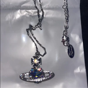 Vivienne westwood halsband - Säljer denna as feta vivienne westwood halsbandet som är helt ny och har aldrig används! Den har olika diamanter som reflekterar olika färger och den passar till allt✅