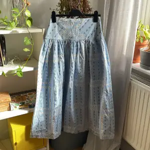 Hej! Jag säljer en blå kjol i storlek S som jag endast har haft på en gång. Den är i perfekt skick! <3  Hämtas helst i Malmö!