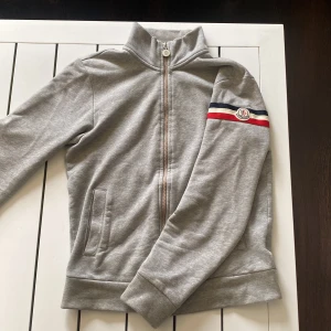 Moncler  - Säljer min moncler tröja då den är för liten för mig. Skicka 9/10 använd fåtal gånger. Byten är intressant också